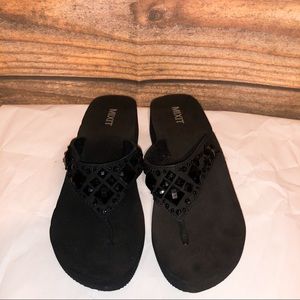 Mix It Black Heeled Jeweled Flip Flop Sandals 5/6